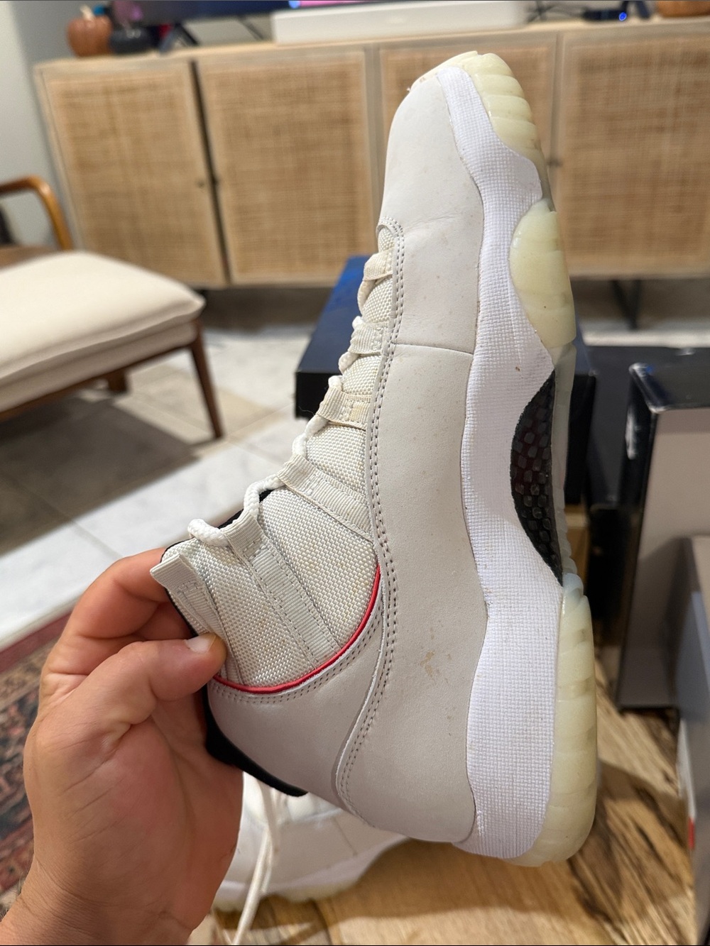 Men’s Jordan 11 Retro platinum tint / University red - Picture 8 of 13